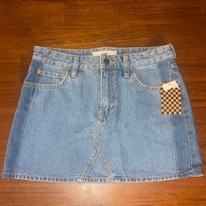 Vans juniors NWT denim skirt. Size 5/27.
